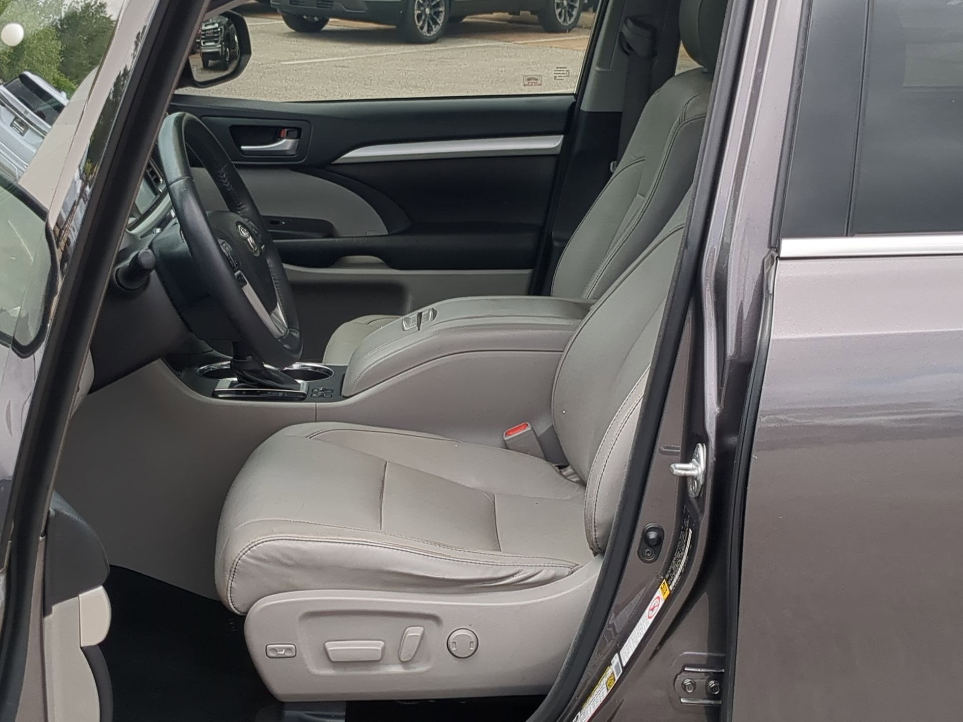 Used 2016 Toyota Highlander XLE FWD image 11