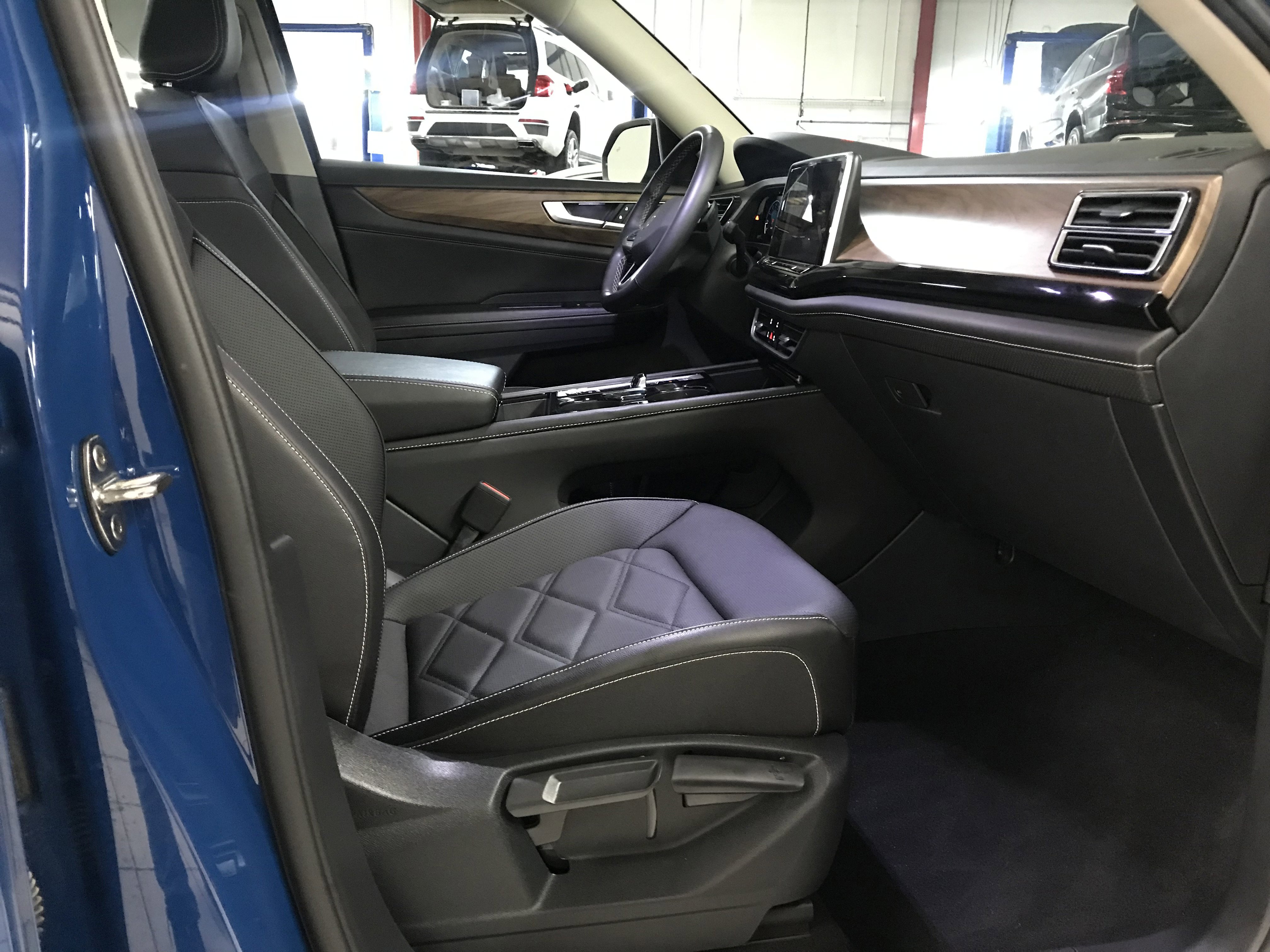 Used 2025 Volkswagen Atlas SE w/ Panoramic Sunroof Package FWD image 14