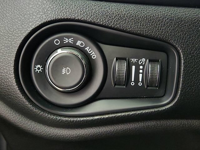 Used 2020 Jeep Renegade Limited w/ LED Lighting Group AWD/4WD image 17