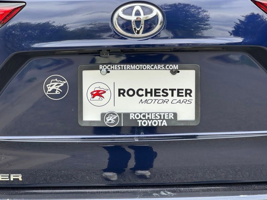 Used 2021 Toyota Highlander XLE AWD/4WD image 37