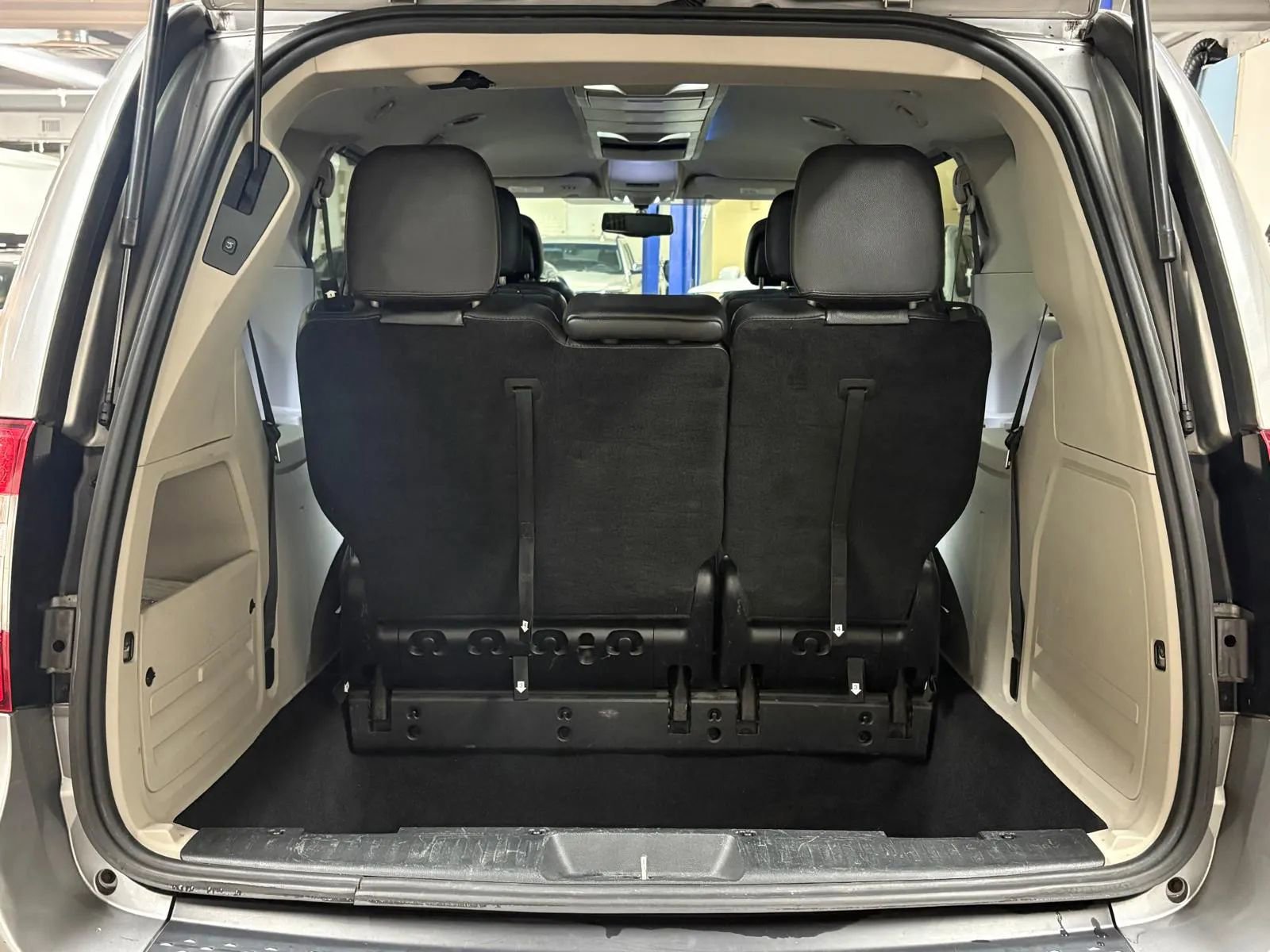 Used 2015 Chrysler Town & Country Touring-L w/ Driver Convenience Group image 9