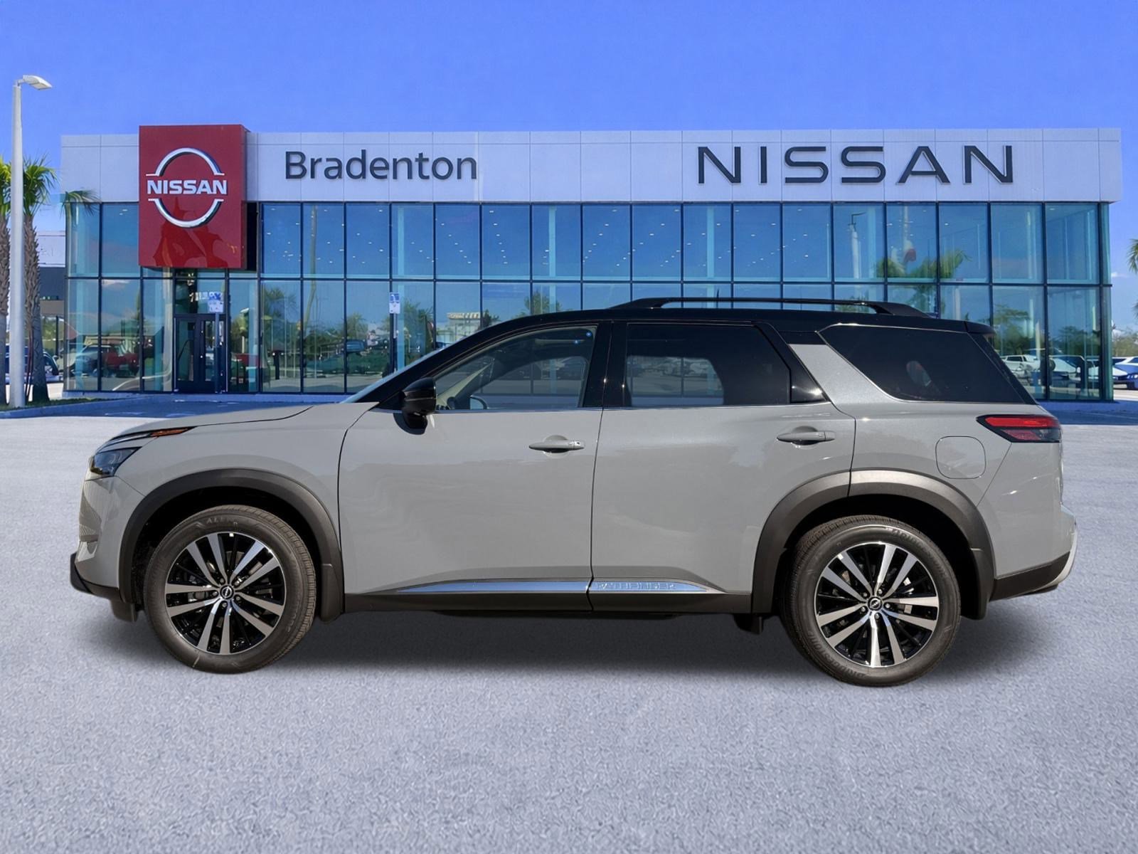 New 2025 Nissan Pathfinder Platinum image 3