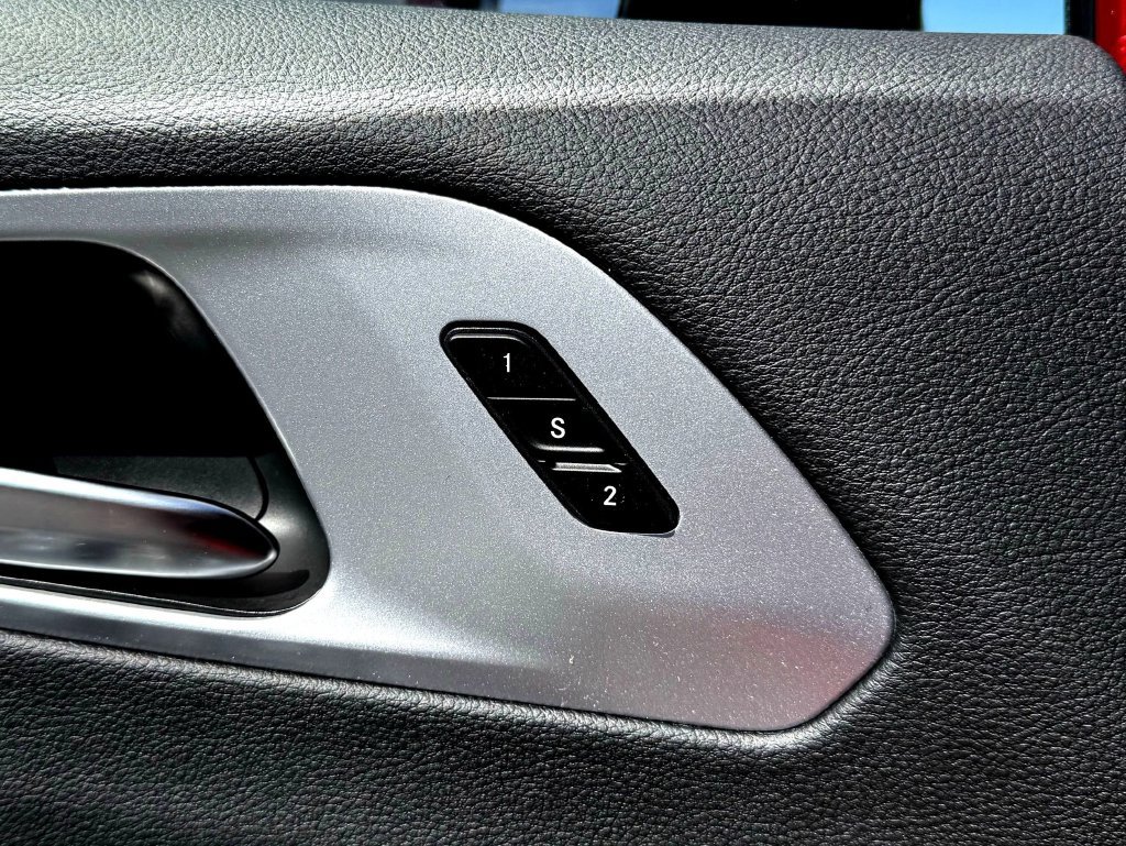 New 2026 Chrysler Pacifica Limited w/ Uconnect Theater Family Group FWD image 17