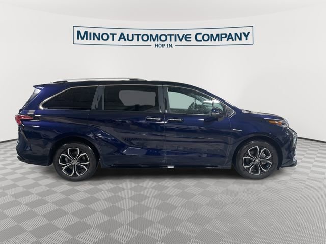Used 2025 Toyota Sienna Platinum AWD/4WD image 9