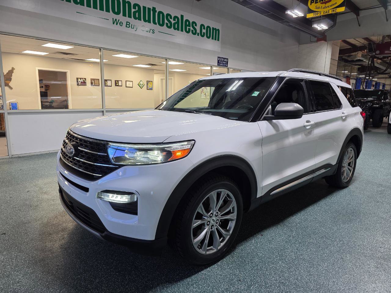 Used 2020 Ford Explorer XLT w/ Equipment Group 202A AWD/4WD image 2
