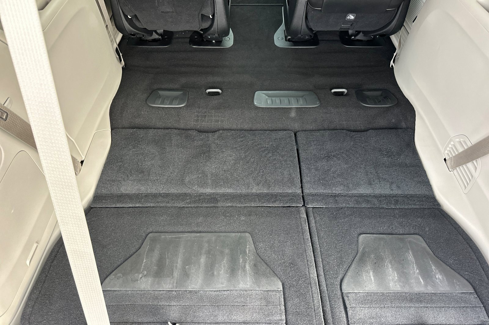 Used 2023 Chrysler Pacifica Limited w/ Uconnect Theater Family Group image 17