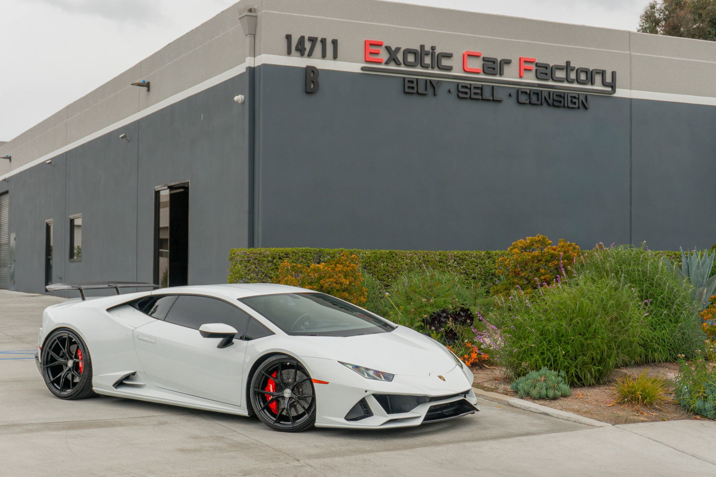 Used 2020 Lamborghini Huracan EVO image 1