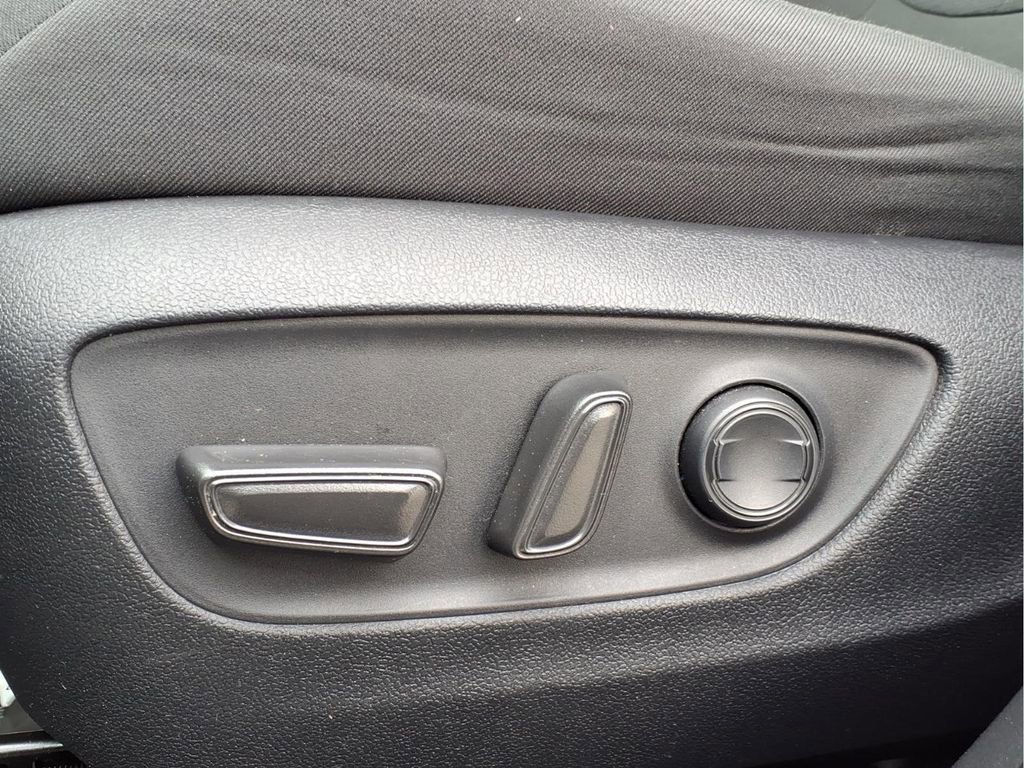 Used 2022 Toyota RAV4 XLE w/ Convenience Package image 12