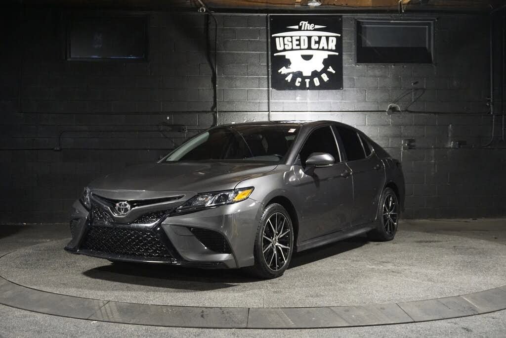 Used 2022 Toyota Camry SE FWD image 1
