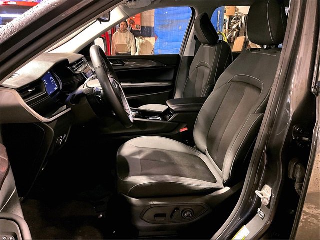 Used 2022 Jeep Grand Cherokee L Laredo w/ Luxury Tech Group I image 20