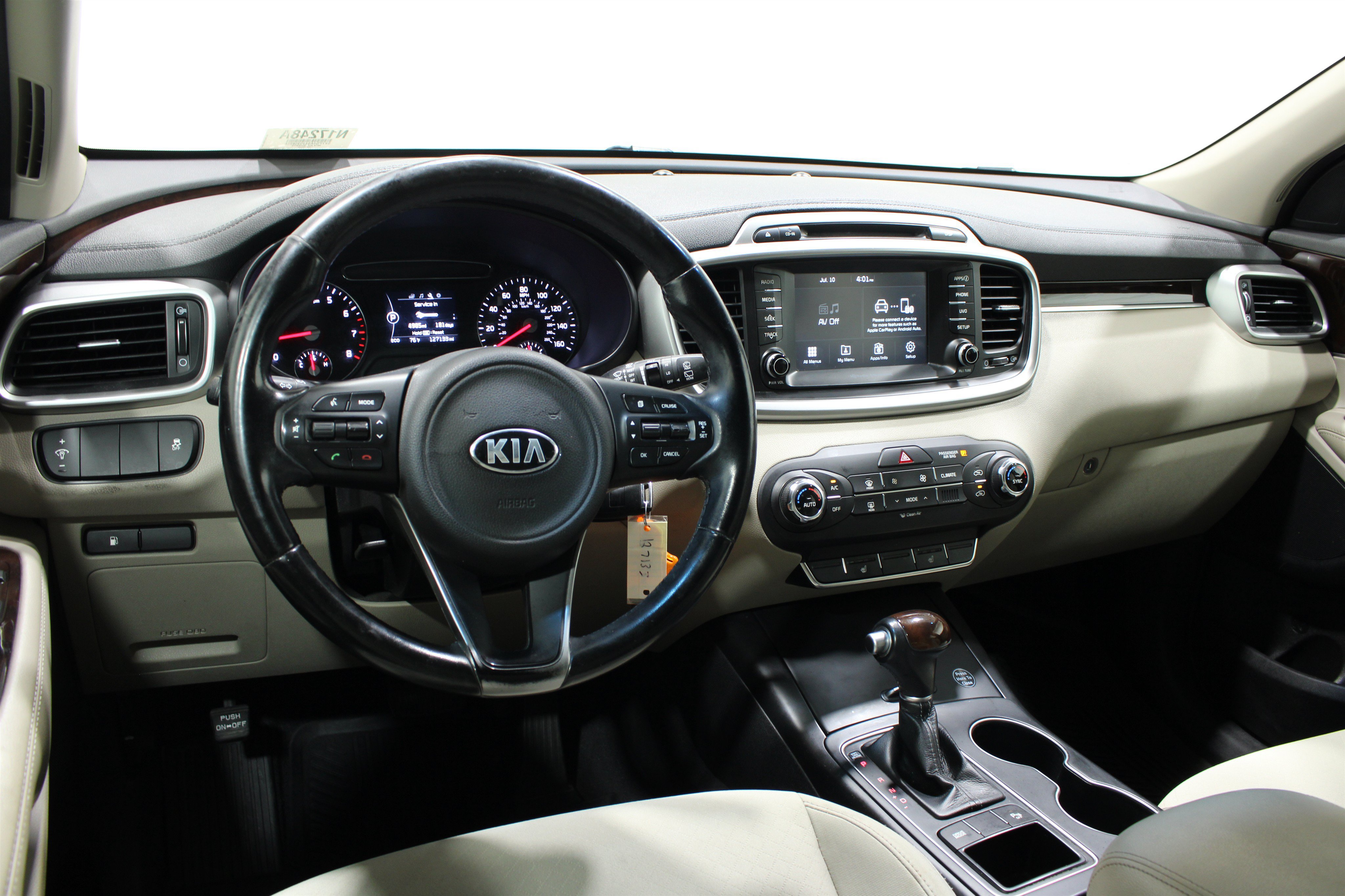 Used 2018 Kia Sorento FWD image 2