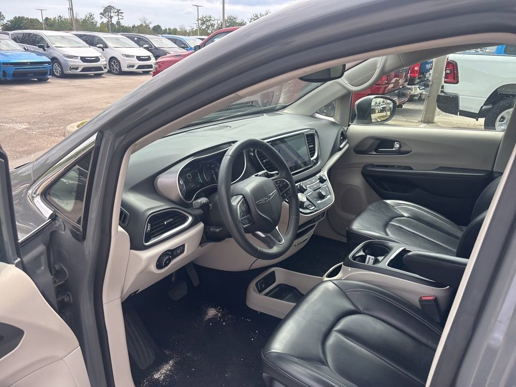 Used 2023 Chrysler Pacifica Touring-L FWD image 6