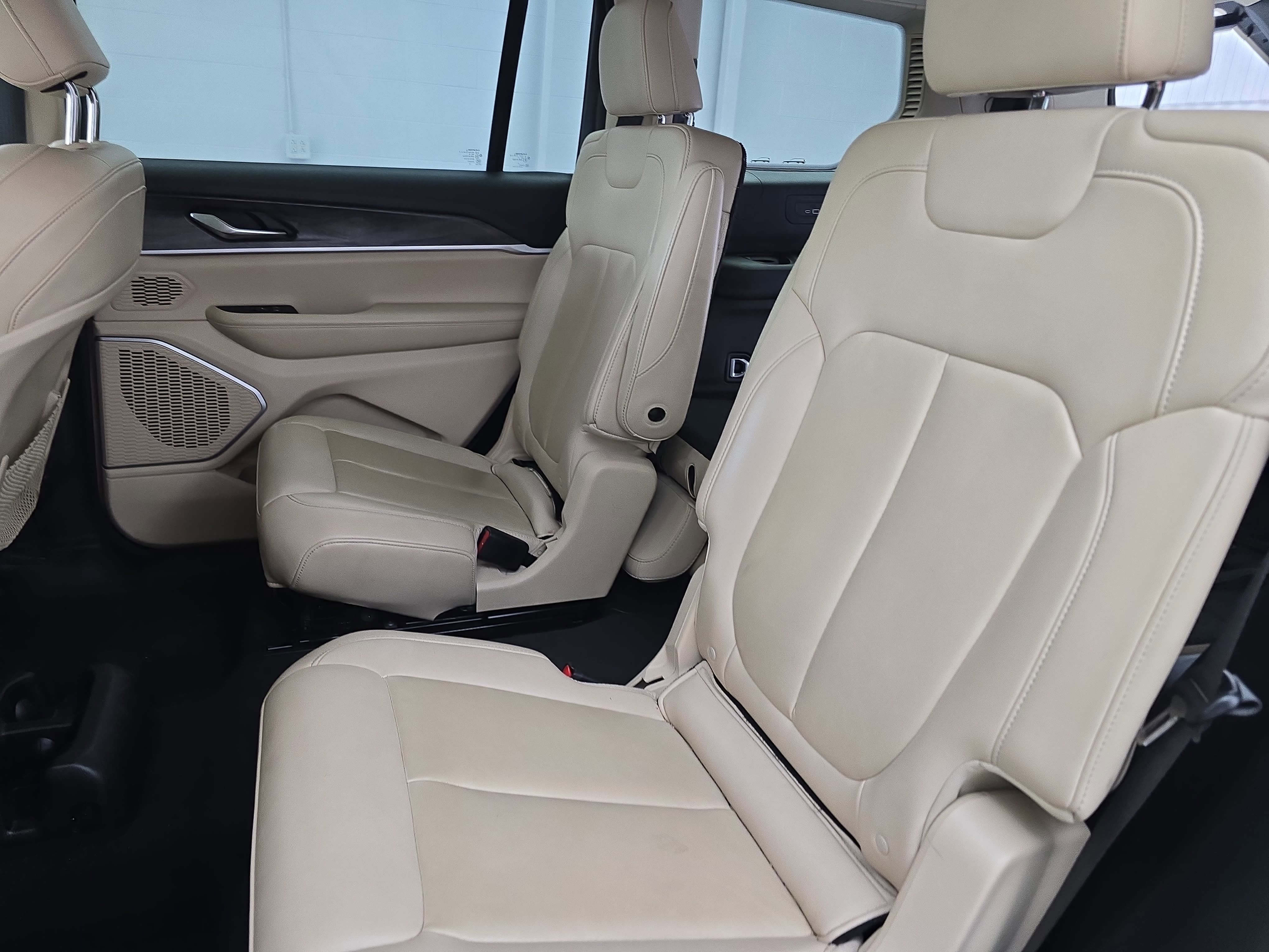 Used 2022 Jeep Grand Cherokee L Limited w/ Black Appearance Package RWD image 15