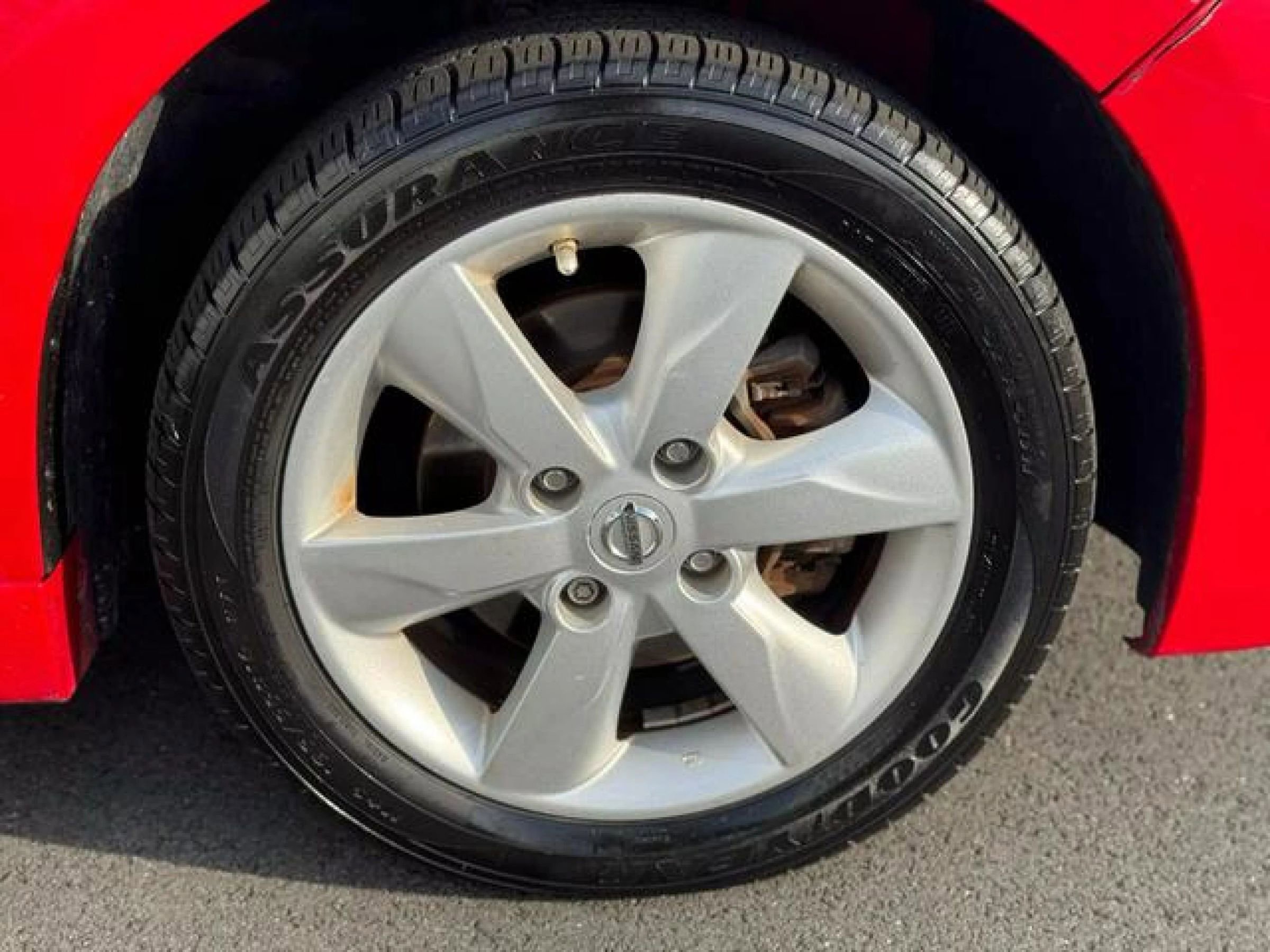 Used 2012 Nissan Versa Hatchback FWD image 15