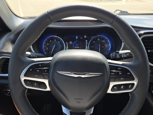 Used 2025 Chrysler Pacifica Select FWD image 32