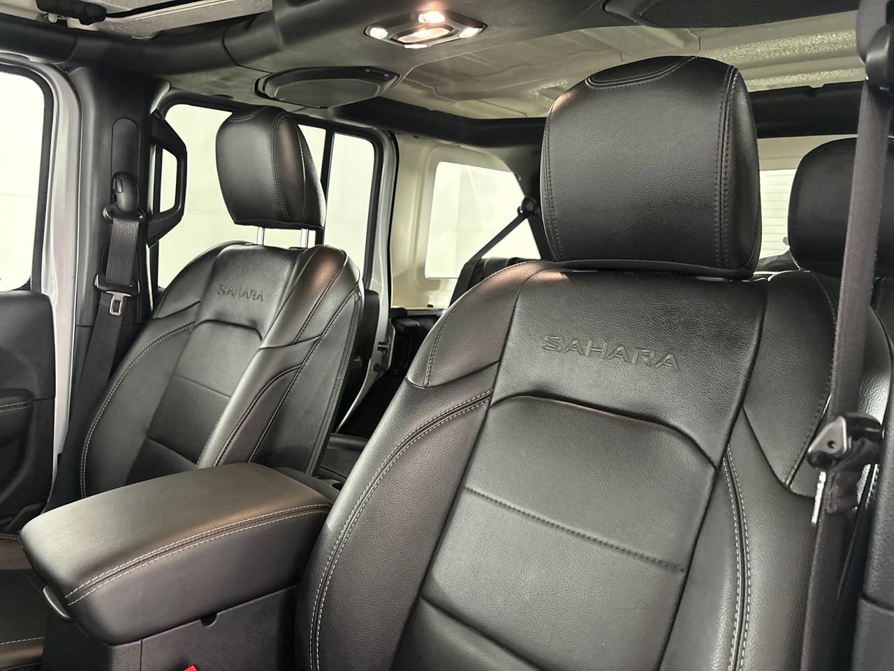 Used 2022 Jeep Wrangler Unlimited Sahara AWD/4WD image 8