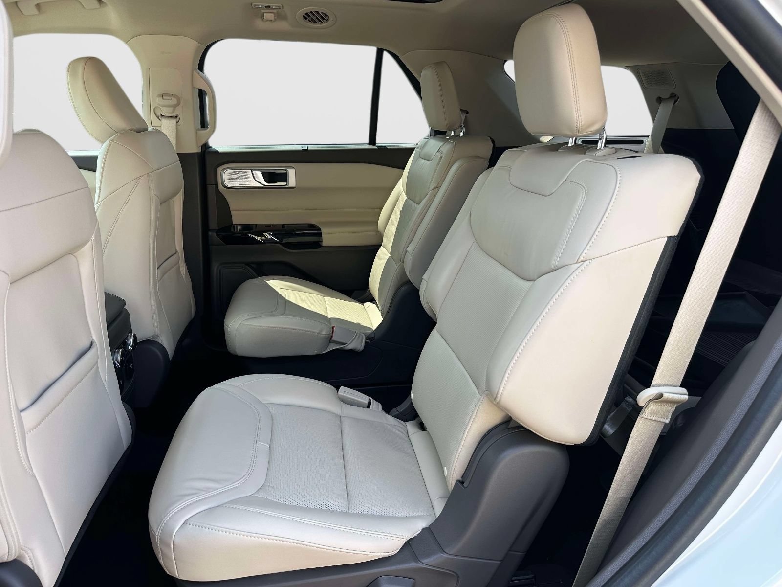 Used 2023 Ford Explorer Platinum w/ Technology Package AWD/4WD image 12