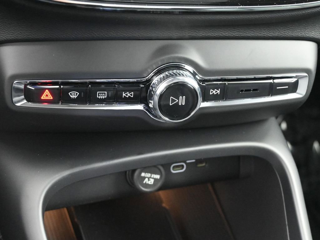New 2025 Volvo XC40 B5 Ultra w/ Climate Package image 17