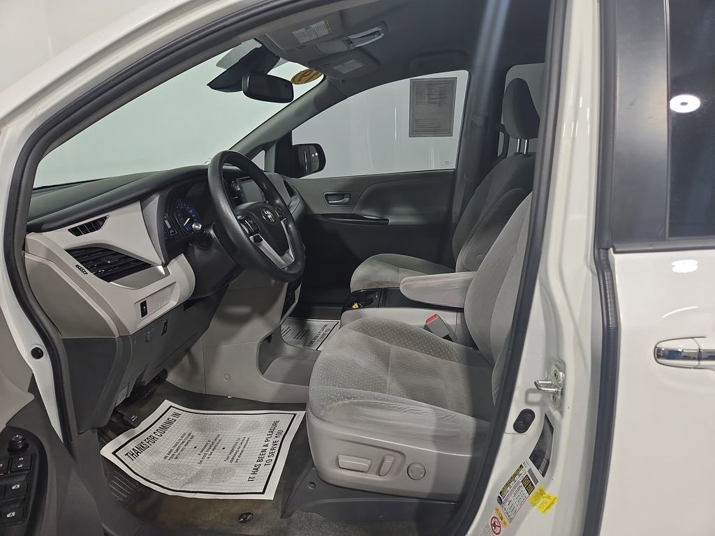 Used 2019 Toyota Sienna LE w/ LE Preferred Package FWD image 10