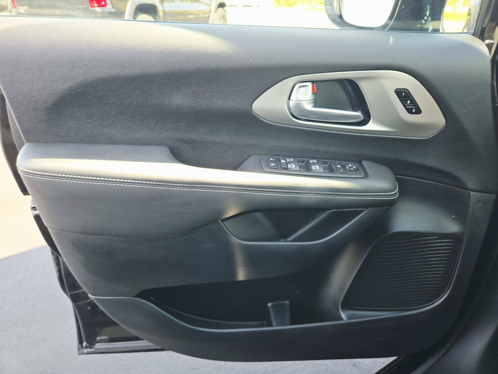Used 2024 Chrysler Pacifica Limited w/ S Appearance Package FWD image 41