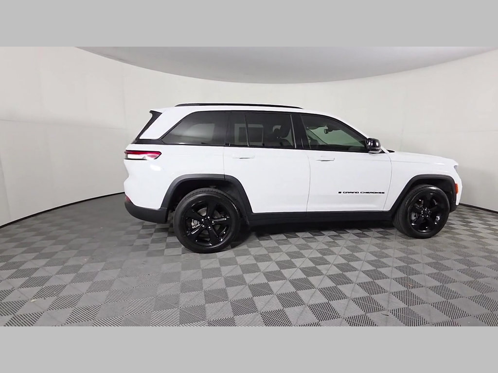 Used 2023 Jeep Grand Cherokee Limited w/ Black Appearance Package AWD/4WD image 38
