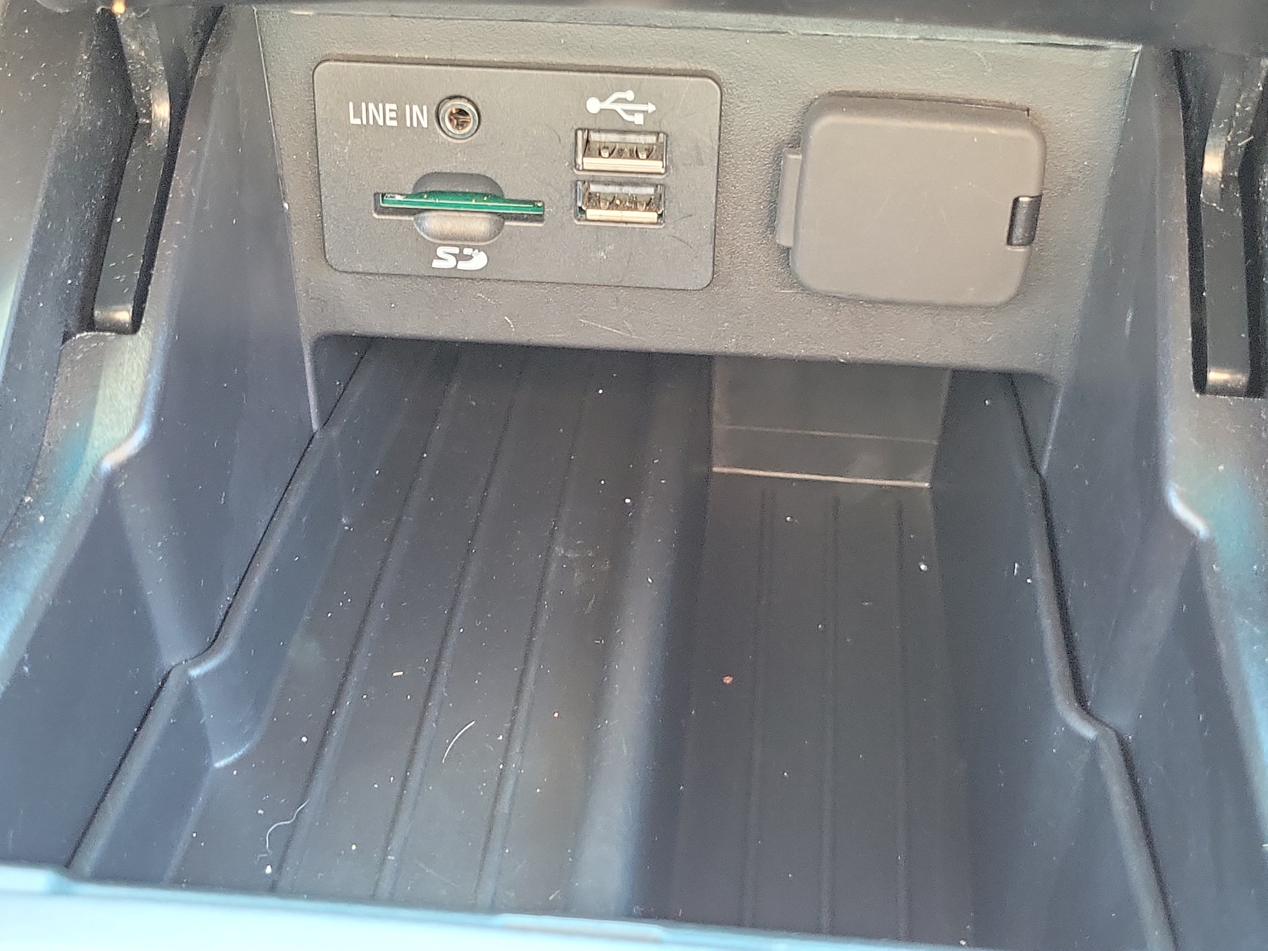 Used 2014 Ford Explorer XLT w/ Equipment Group 201A FWD image 30