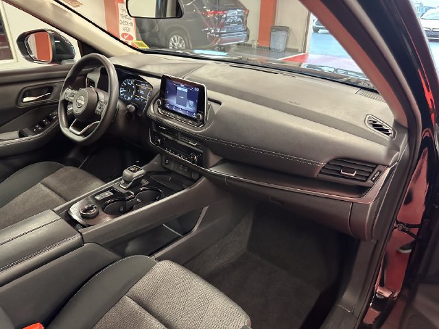 Used 2024 Nissan Rogue SV AWD/4WD image 17