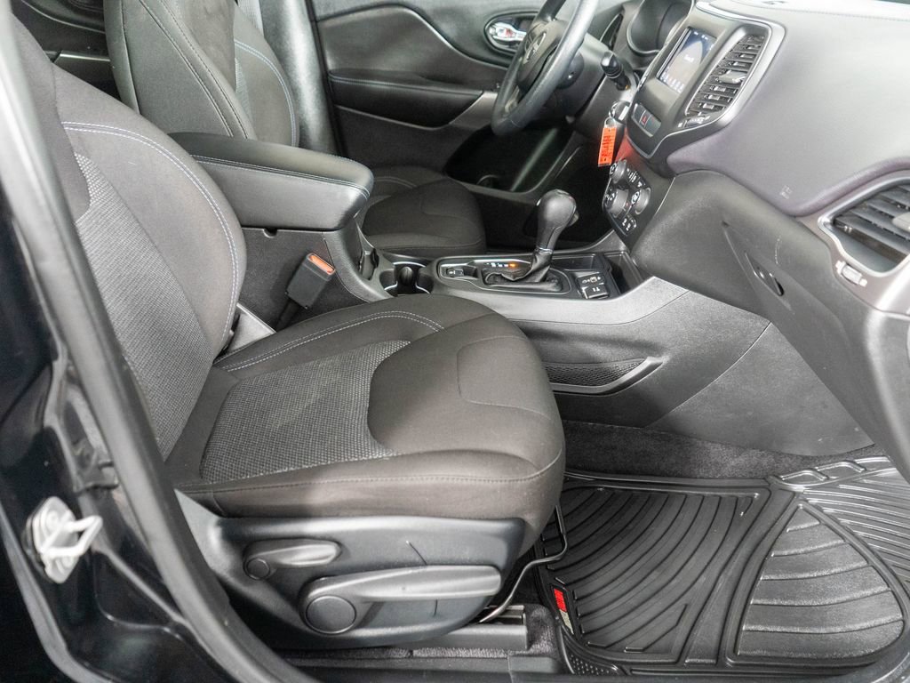 Used 2019 Jeep Cherokee Latitude w/ Popular Appearance Group image 8