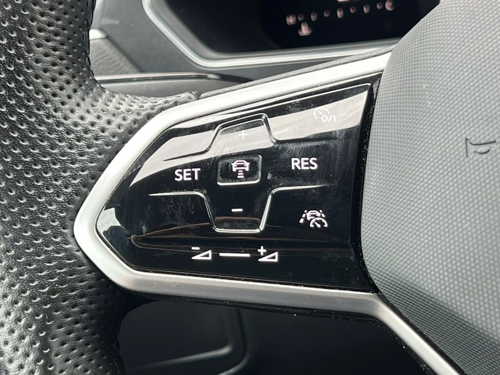 Used 2023 Volkswagen Tiguan SE R-Line AWD/4WD image 22