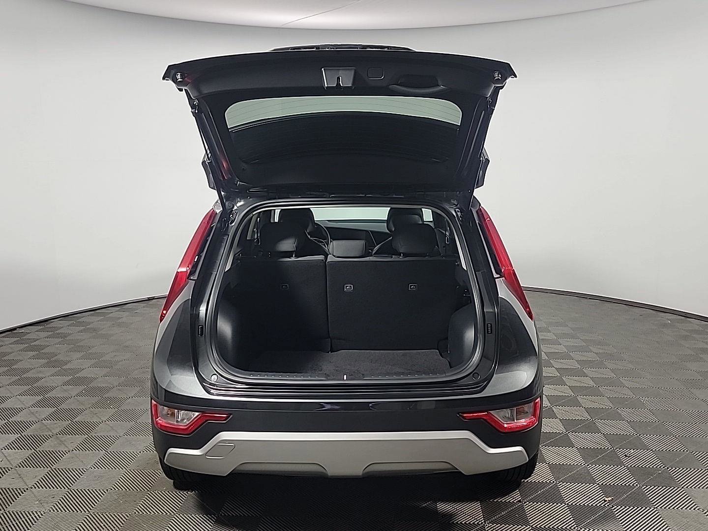 Used 2025 Kia Niro LX image 8