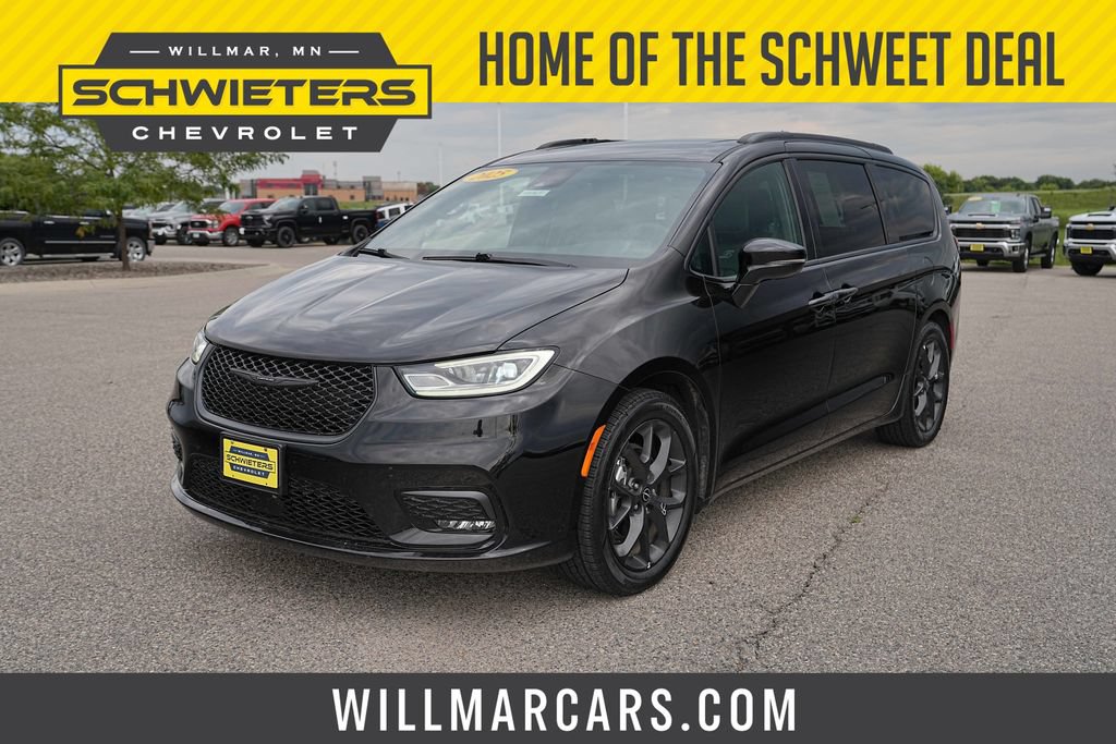 Used 2025 Chrysler Pacifica Limited FWD image 1