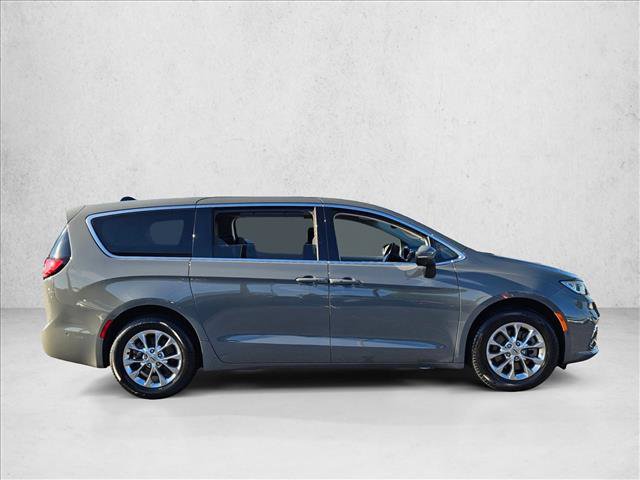 Used 2023 Chrysler Pacifica Touring-L w/ Uconnect Theater Family Group AWD/4WD image 4