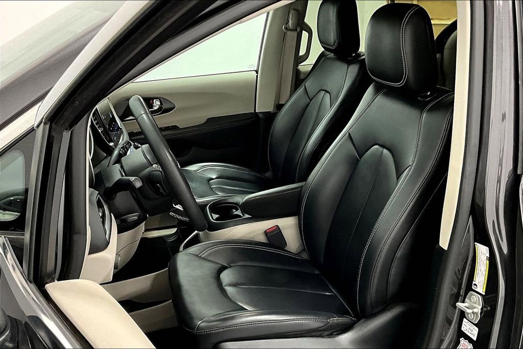 Used 2023 Chrysler Pacifica Touring-L FWD image 32