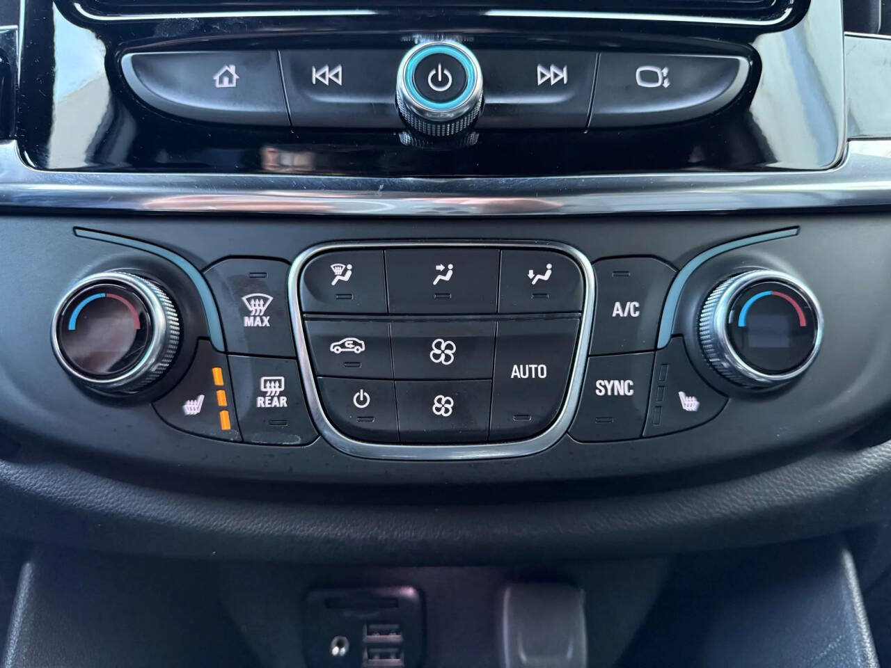 Used 2023 Chevrolet Traverse RS AWD/4WD image 17