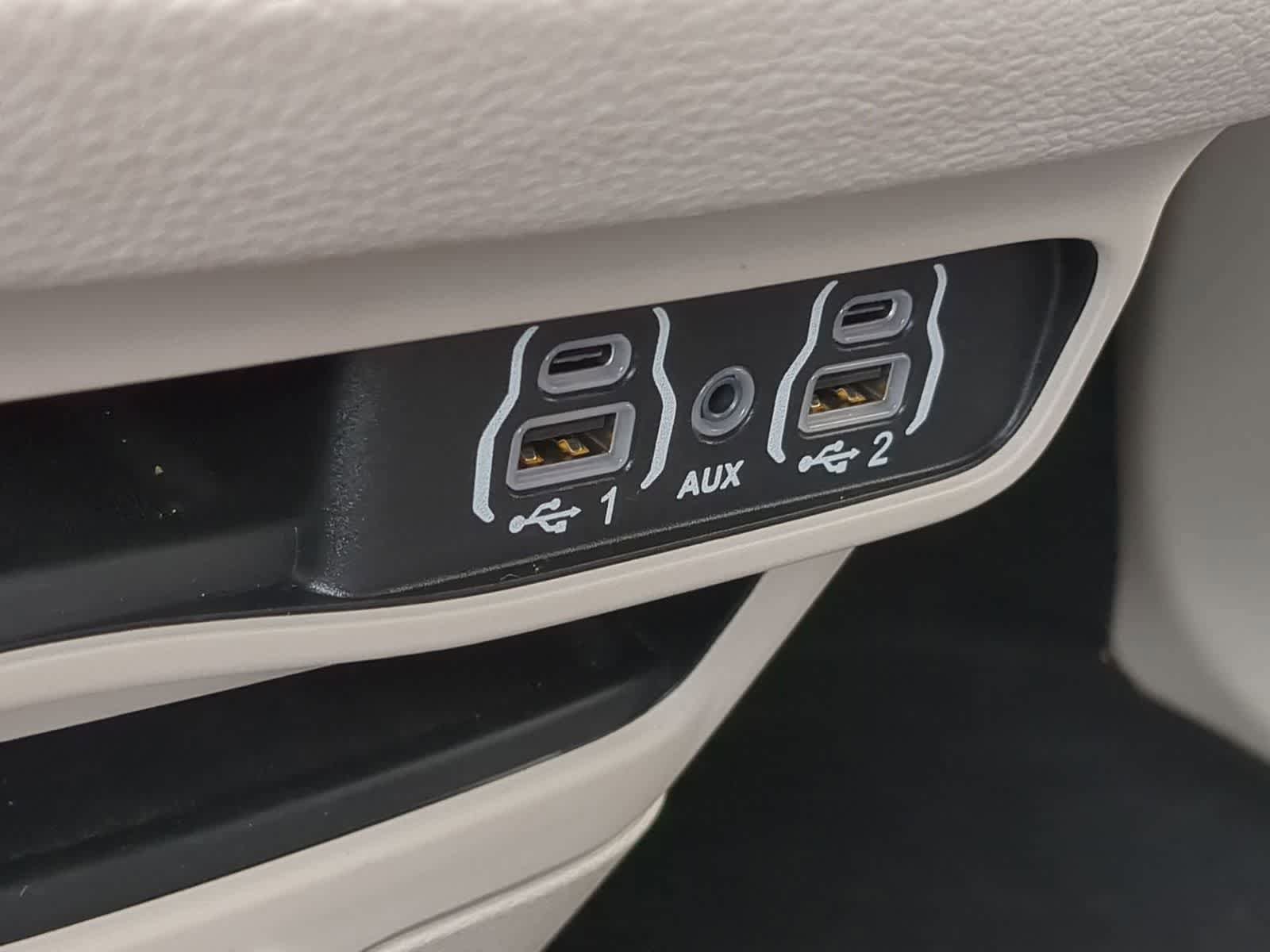 Used 2023 Chrysler Pacifica Touring-L AWD/4WD image 29