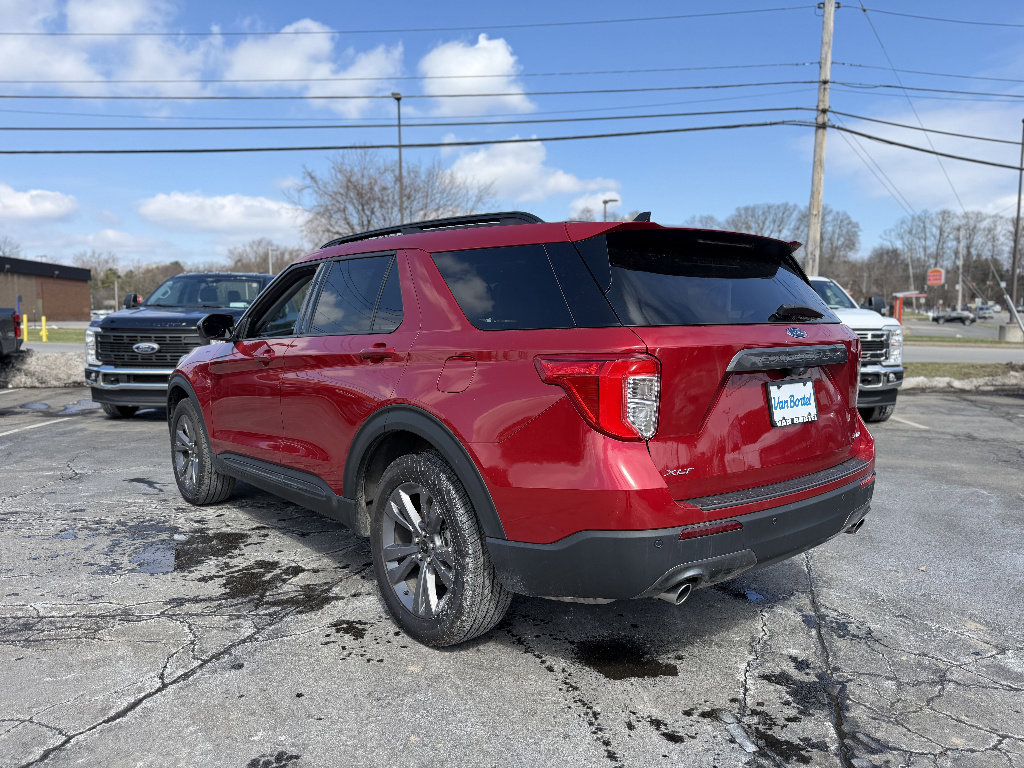 Used 2022 Ford Explorer XLT w/ Equipment Group 202A image 4
