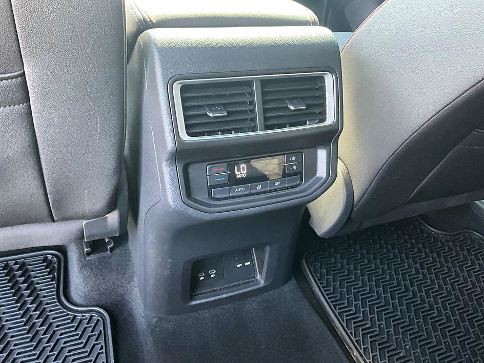 Used 2025 Volkswagen Atlas Peak Edition SE AWD/4WD image 31