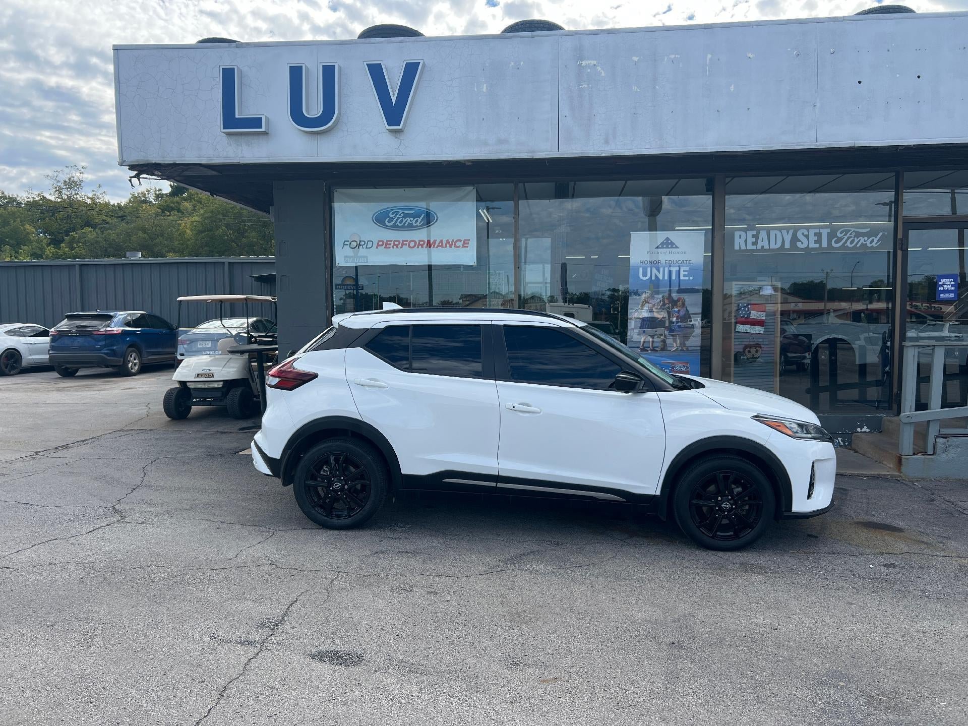 Used 2023 Nissan Kicks SR w/ SR Premium Package FWD image 2