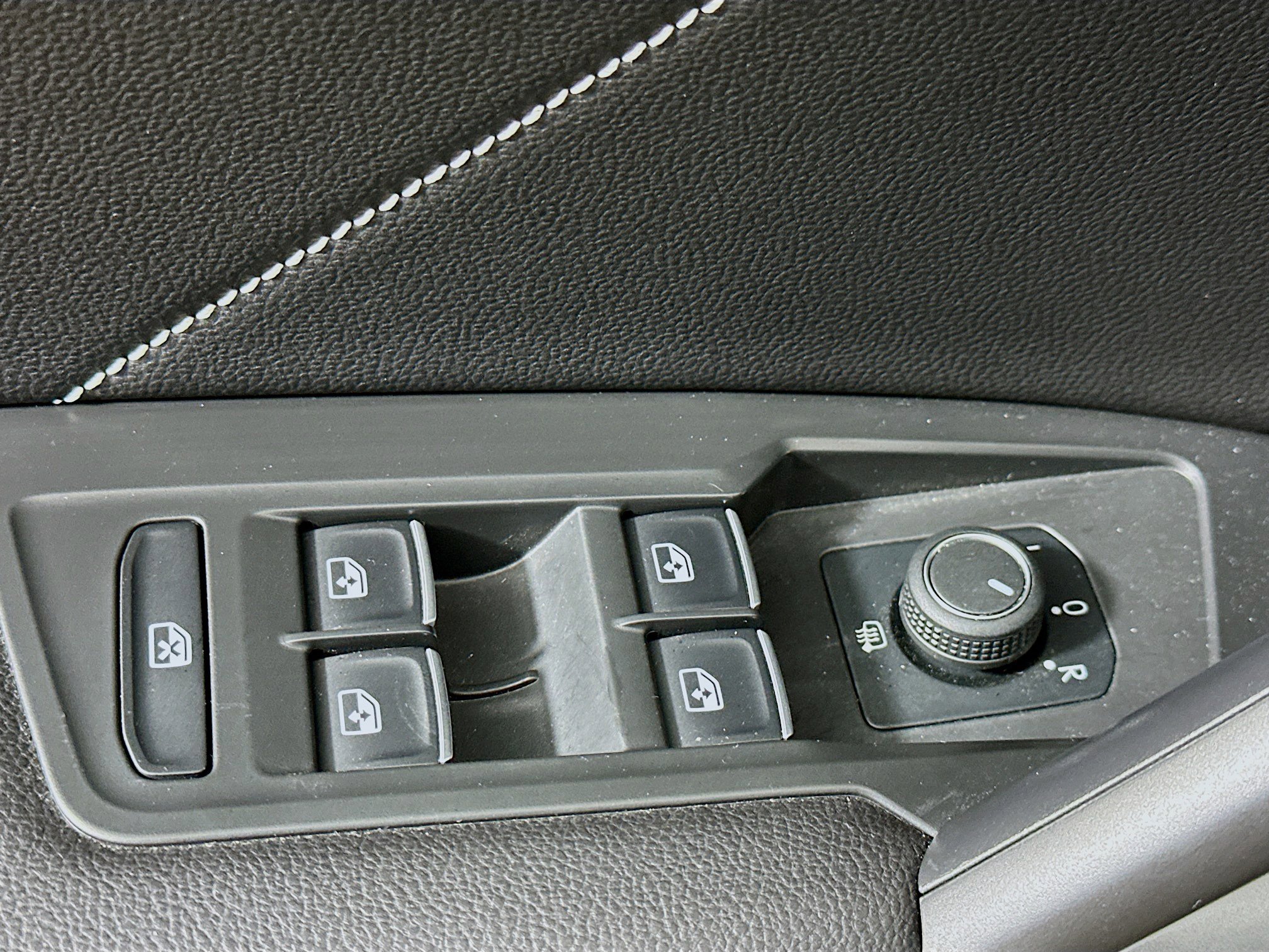 Used 2022 Volkswagen Tiguan SE R-Line image 15