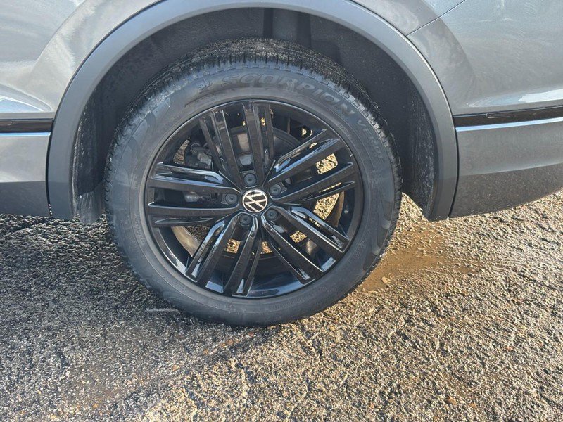 Used 2022 Volkswagen Tiguan SE R-Line AWD/4WD image 11