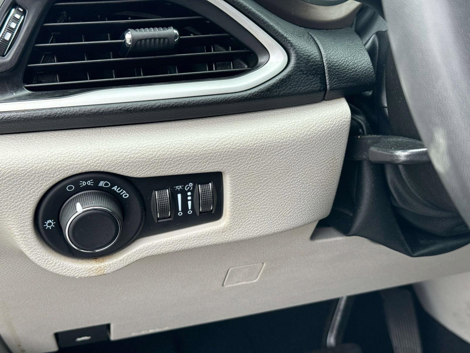 Used 2023 Chrysler Voyager LX image 19