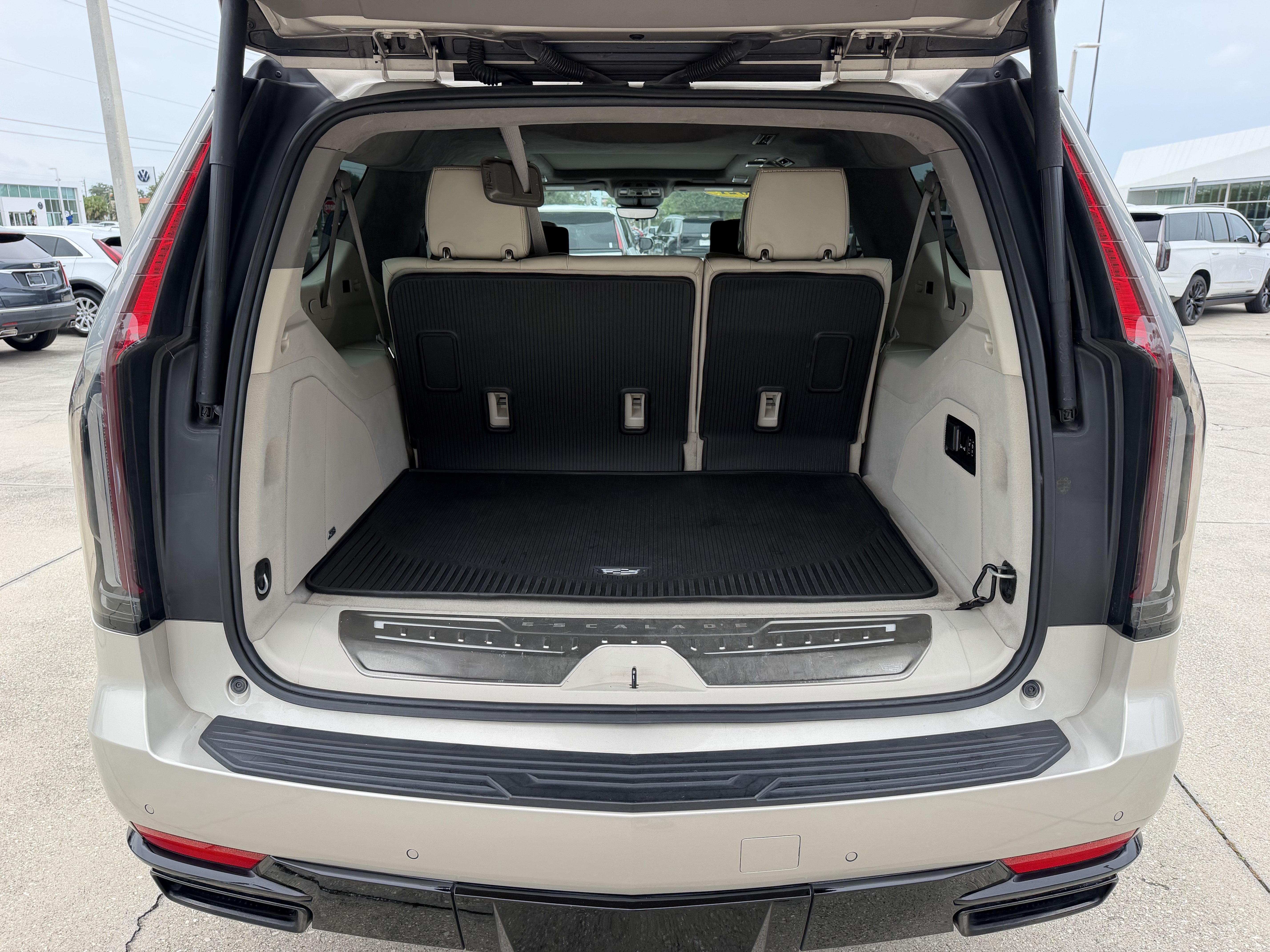 Used 2021 Cadillac Escalade ESV Sport Platinum AWD/4WD image 11