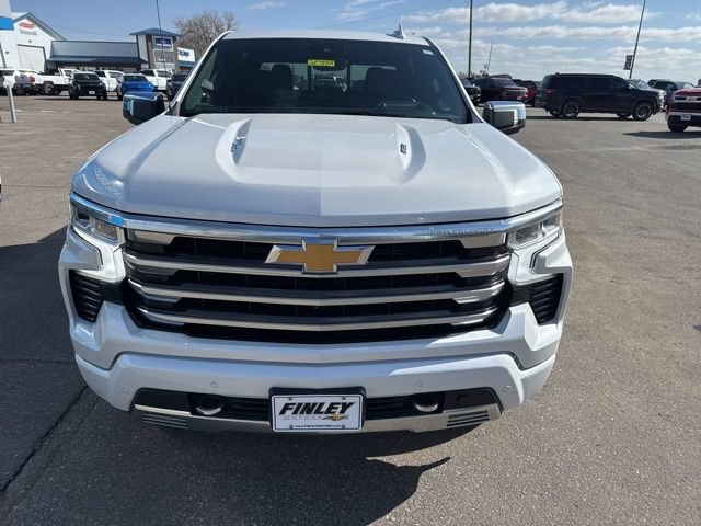Used 2024 Chevrolet Silverado 1500 High Country w/ High Country Premium Package AWD/4WD image 3