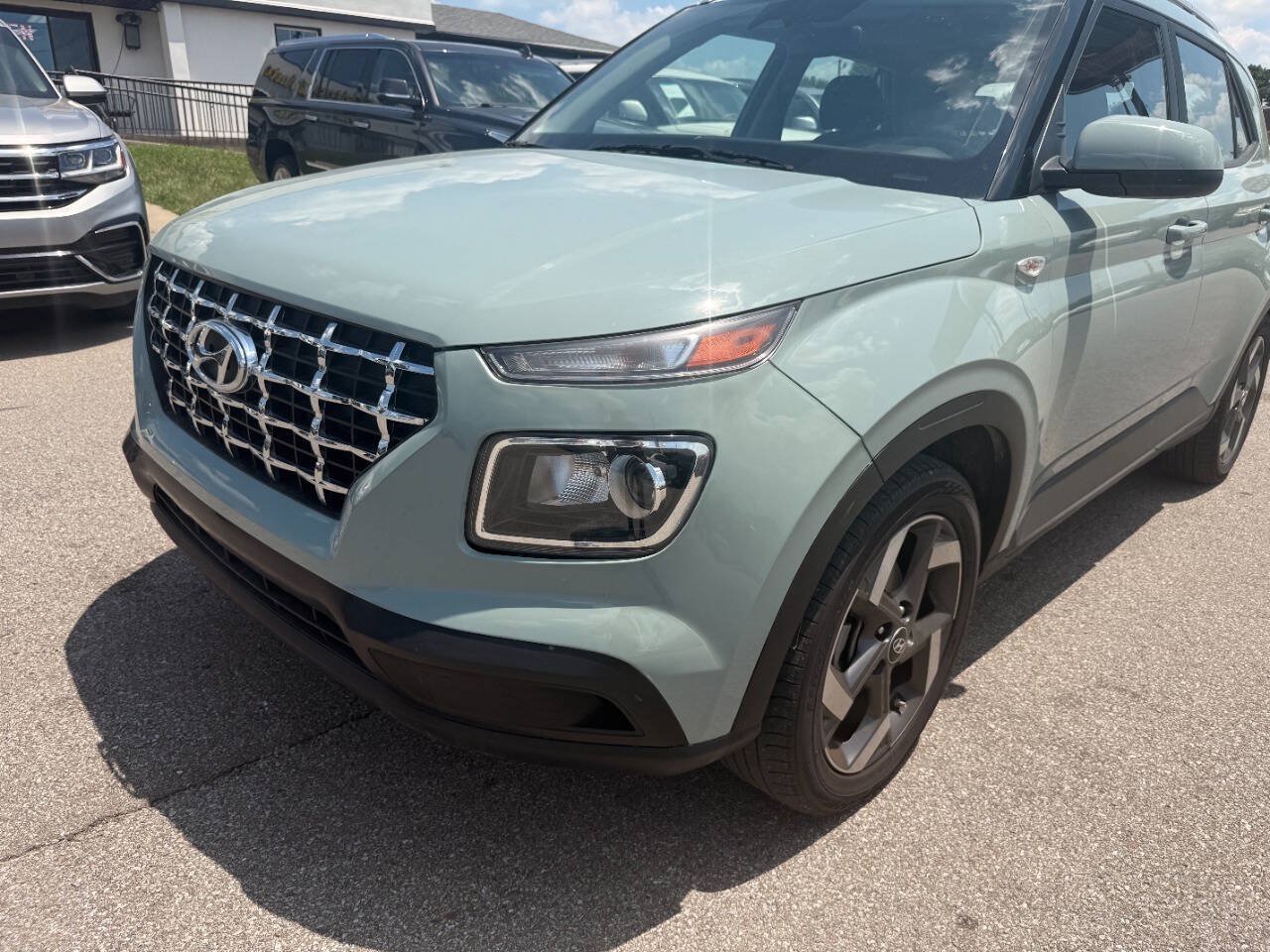 Used 2025 Hyundai Venue SEL FWD image 14