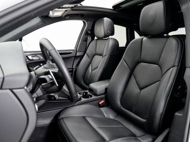Certified 2025 Porsche Macan image 5