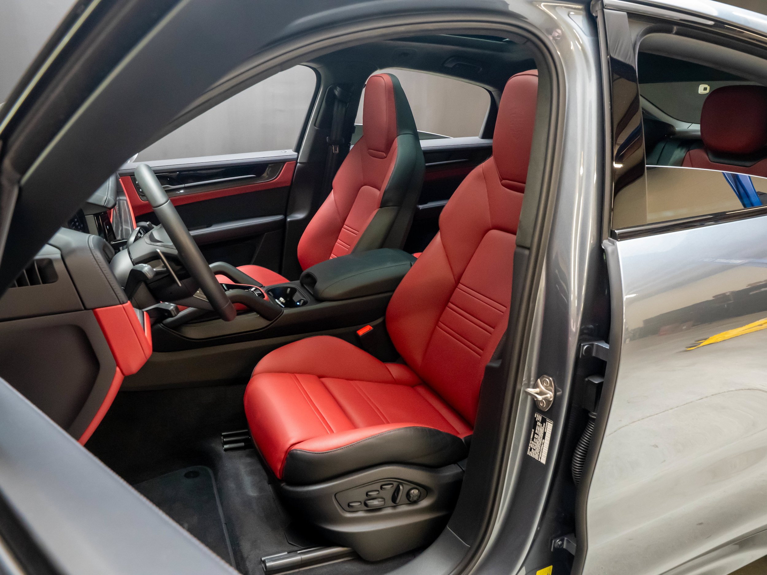 Certified 2026 Porsche Cayenne GTS AWD/4WD image 5