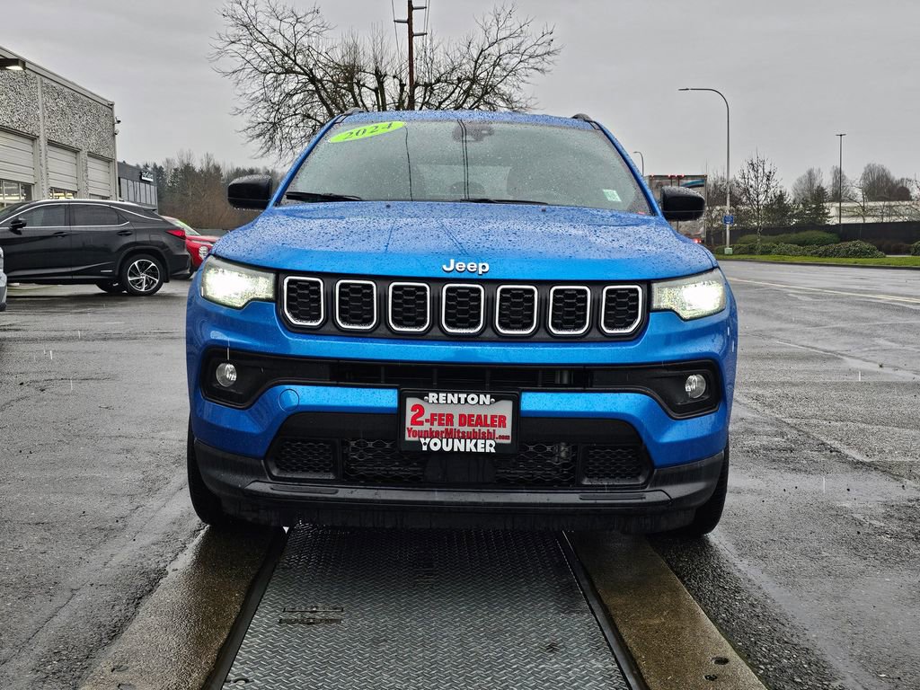 Used 2024 Jeep Compass Latitude AWD/4WD image 2