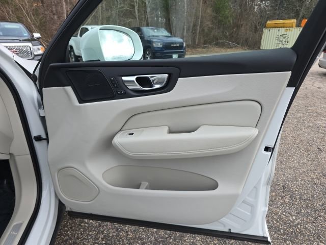 Certified 2023 Volvo XC60 B5 Ultimate w/ Climate Package image 8