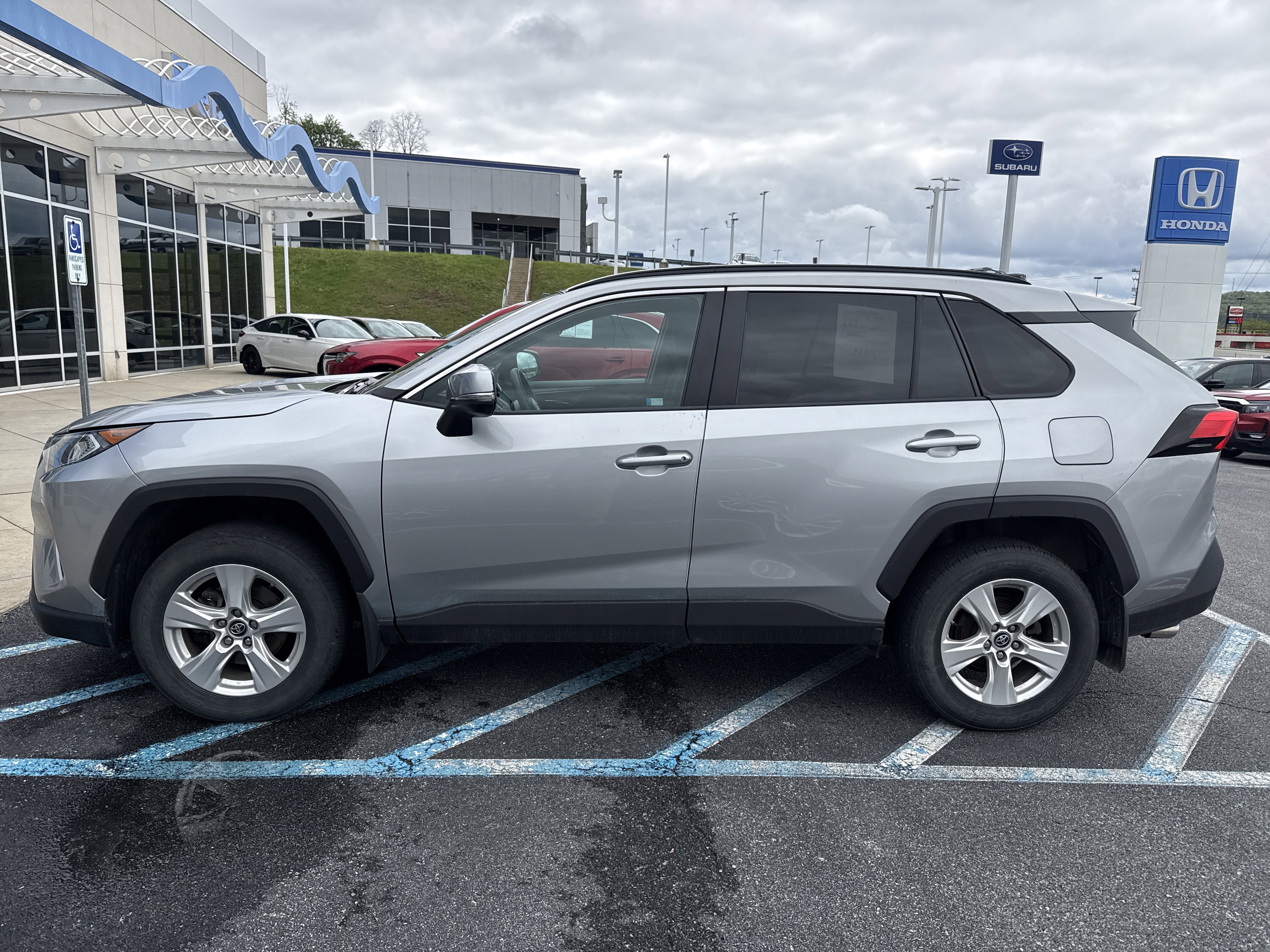 Used 2019 Toyota RAV4 XLE AWD/4WD image 2