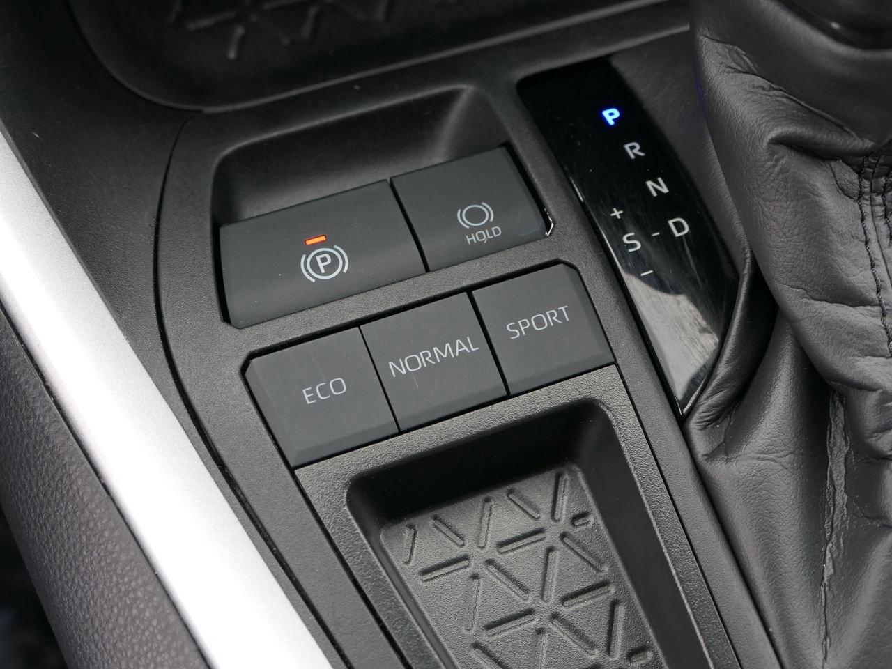 Used 2024 Toyota RAV4 LE image 21